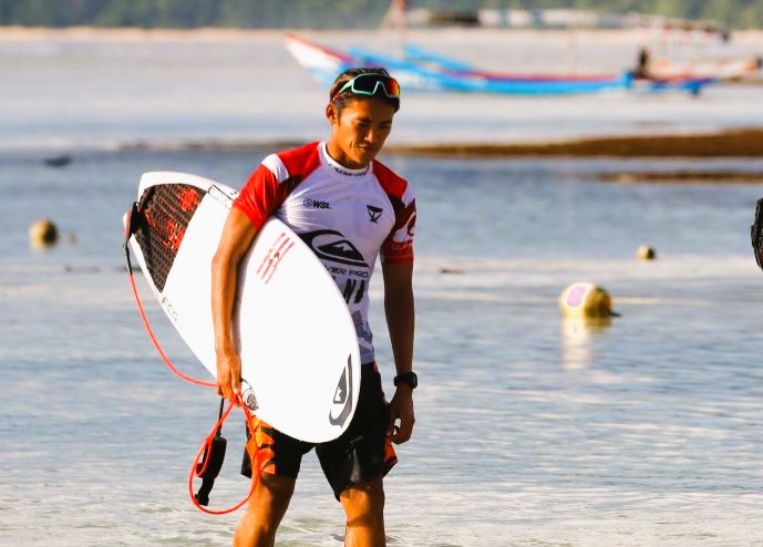 Peselancar Indonesia Rio Waida berjalan bersama rekannya usai pertandingan World Surf League (WSL) 2022 di Pantai Plengkung.  (Foto: ANTARA)