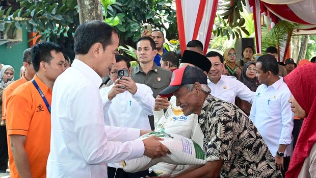 Presiden Joko Widodo bagi-bagi bansos beras di di Kantor Kecamatan Jombang, Kota Cilegon (Foto : Setpres)