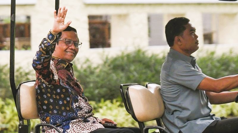 Menko Polhukam Mahfud MD melambaikan tangan usai menyampaikan permohonan pengunduran diri sebagai Menko Polhukam. (Foto: ANTARA)