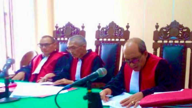 Hakim Ketua Abdul Hadi Nasution (kanan) membacakan amar putusan di Pengadilan Negeri Medan, Sumatera Utara, Rabu (17/1/2024). (Foto: ANTARA)