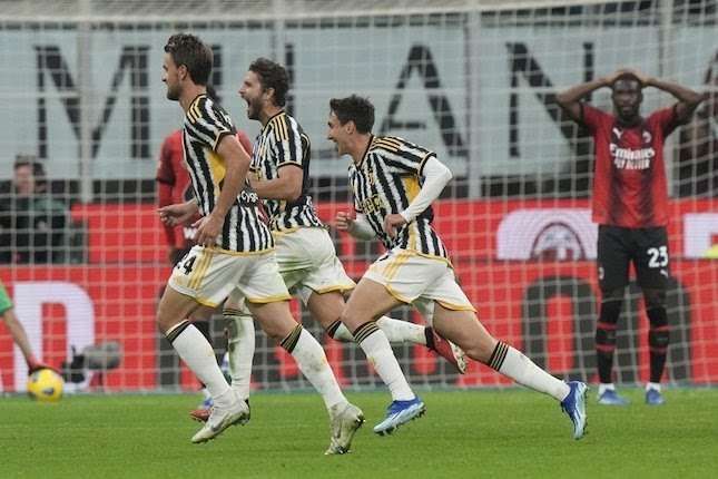 Pemain Juventus, Manuel Locatelli disambut rekan-rekannya usai membobol gawang AC Milan (Foto : AP)