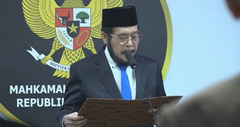 Ketua Mahkamah Konstitusi (MK) Anwar Usman, saat melantik tiga anggota Majelis Kehormatan Mahkamah Konstitusi (MKMK) [Foto: Yt/@mahkamahkonstitusi]