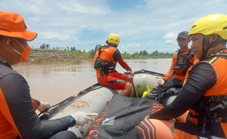 Tim SAR gabungan saat melakukan evakuasi terhadap korban tenggelam atas nama Enggi Rahman (16) yang tenggelam di sungai way galih Lampung Selatan. (Foto: ANTARA)