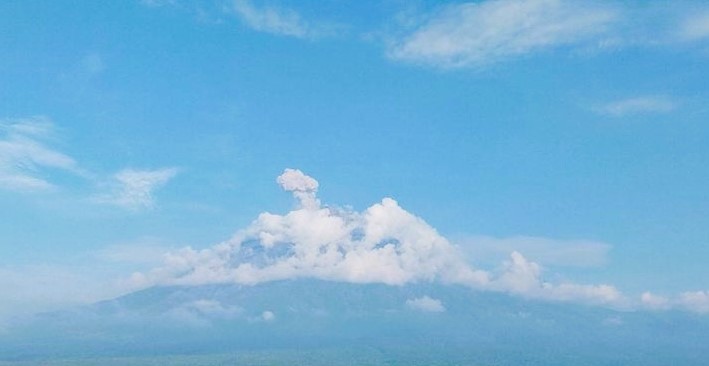 Gunung Semeru erupsi yang terpantau dari Pos Pengamatan Gunung api Semeru di Desa Sumberwuluh, Kecamatan Candipuro, Kabupaten Lumajang, Minggu (25/2) pukul 06.59 WIB. (Foto: ANTARA)
