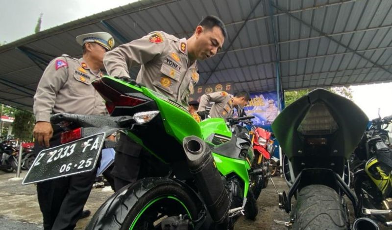Kepala Kepolisian Resor Garut AKBP Rohman Yonky Dilatha menunjukkan knalpot sepeda motor yang diketahui harganya sampai jutaan rupiah. (Foto: ANTARA)