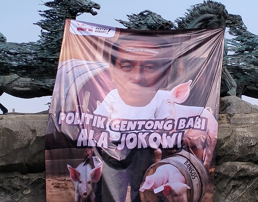 Baliho Joko Widodo bertuliskan 'Politik Gentong Babi Ala Jokowi' di kawasan Patung Kuda,  Kamis (8/2) (Foto: MI/Aswan)