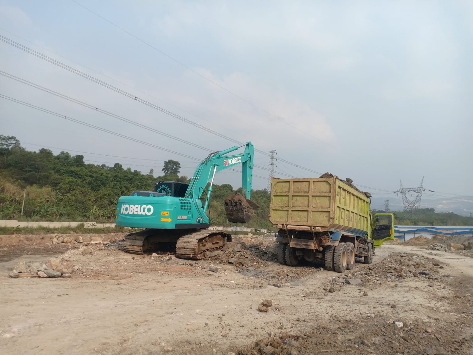 Dump truk pengangkut Limestone dilokasi tambang Illegal di Desa Lulut Nambo, Klapa Nunggal Bogor (Foto: Dok MI)
