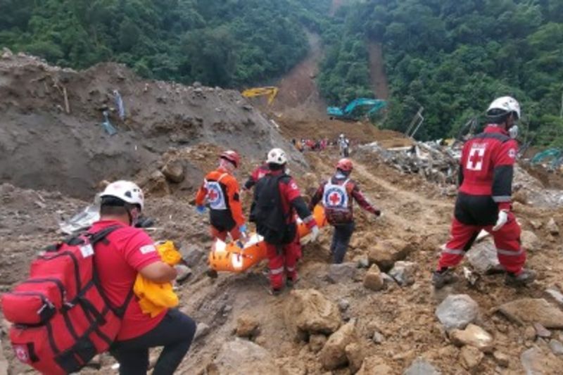 Evakuasi dan penyelamatan korban tanah longsor di Barangay Masara, Kota Maco di Provinsi Davao de Oro,Filipina, Rabu (14/2/2024). (Foto: ANTARA)