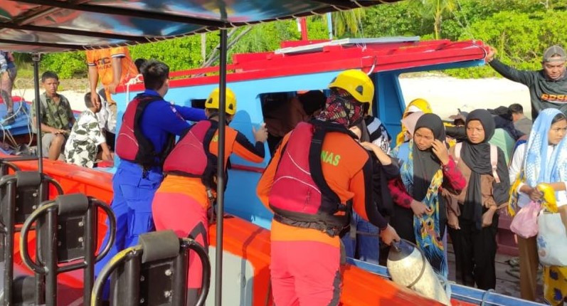 Tim SAR gabungan saat melakukan evakuasi pelajar yang kapalnya mengalami mati mesin di perairan Kepulauan Anambas, Minggu (24/2/2024). (Foto: ANTARA)