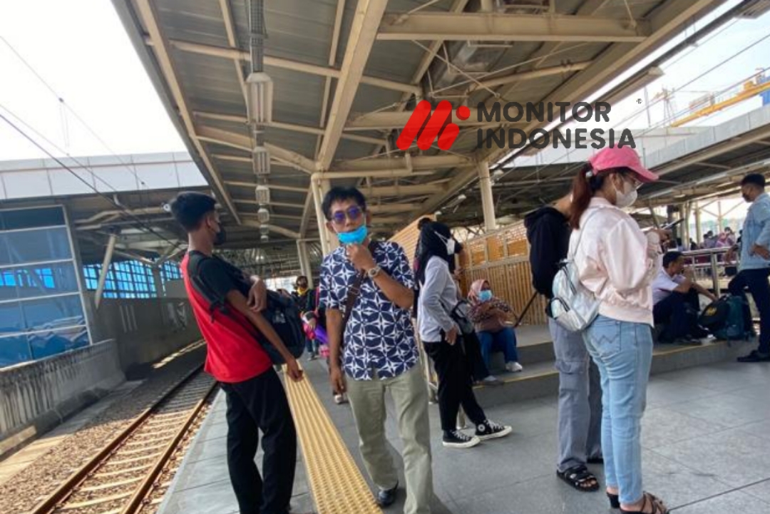 Para penumpang sedang menunggu kereta  (Foto: MI/Nuramin)