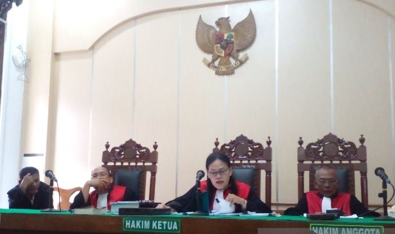 Hakim Ketua Sarma Siregar (tengah) membacakan amar putusan di Pengadilan Negeri Medan, Sumatera, Rabu (20/12/2023). (Foto: ANTARA)