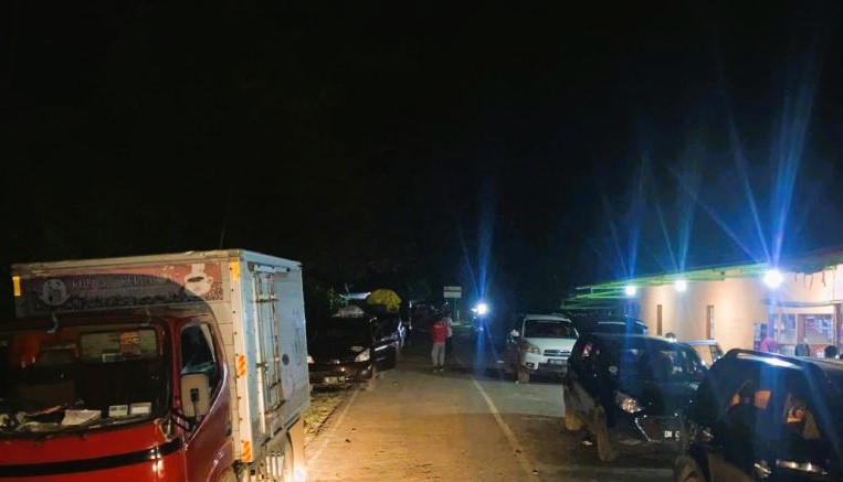 Longsor masih menutup akses jalan di Kecamatan Sumalata Gorontalo Utara Provinsi Gorontalo, pada Jumat (1/3) malam. (Foto: ANTARA)