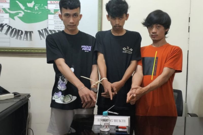 Tiga pelaku penyalahgunaan narkotika sabu-sabu saat ditangkap oleh Polres Agam, Sabtu (20/1/2024).  (Foto: ANTARA)