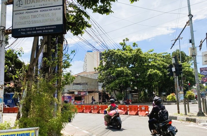 Lokasi kejadian pengendara motor yang meninggal usai terlilit kabel menjuntai di Jalan Peta-Kopo, Kota Bandung, Jawa Barat, Senin (26/2/2024). (Foto: ANTARA)