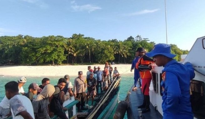 Sejumlah personel Basarnas Ambon bersama warga dalam penanganan korban perahu tenggelam (Foto: Antara)