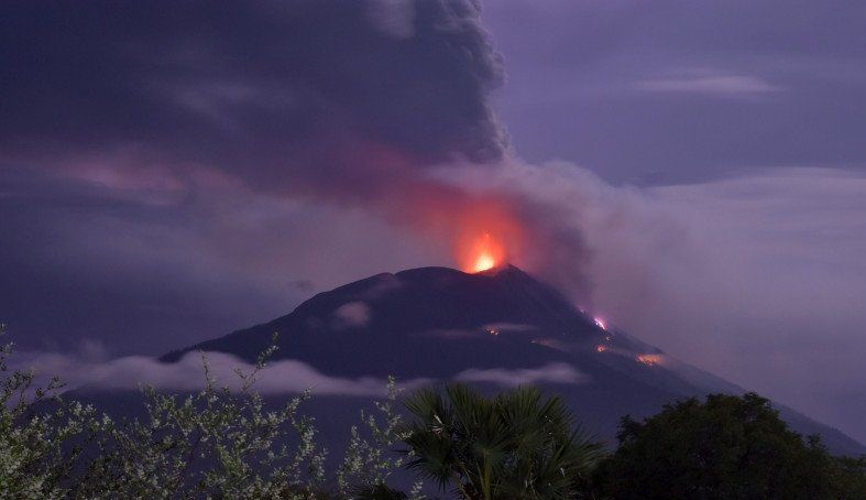 FOTO ARSIP - Erupsi gunung api Ile Lewotolok di Kabupaten Lembata, Provinsi Nusa Tenggara Timur , pada November 2020. (FOTO: ANTARA).