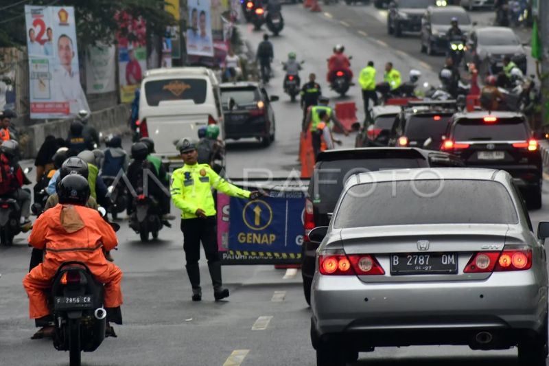 Anggota Satlantas Polres Bogor dan Dishub Kabupaten Bogor mengatur arus lalu lintas (Foto: ANTARA)