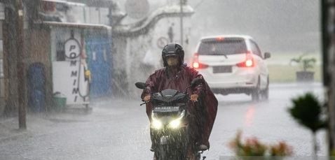Pengendara motor mengenakan mantel hujan hujan (Foto: ANTARA)