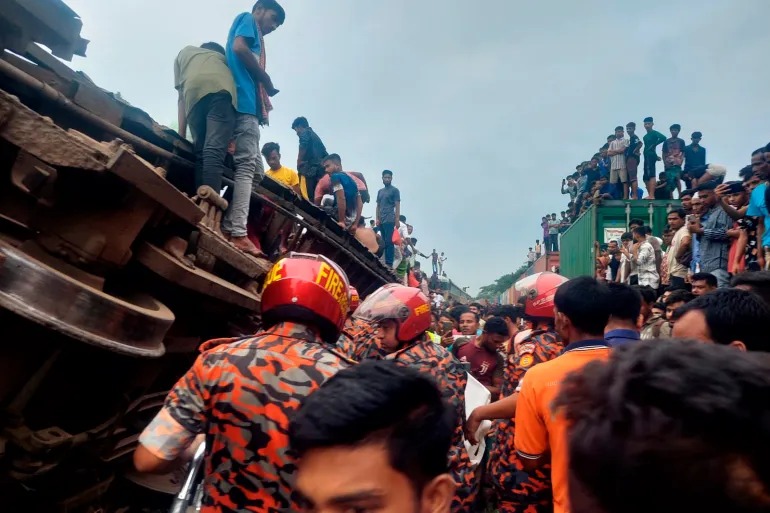 Kereta kargo menabrak kereta penumpang di Bhairab, distrik Kishoreganj, Bangladesh, Senin (23/10/2023). [Foto: AP]