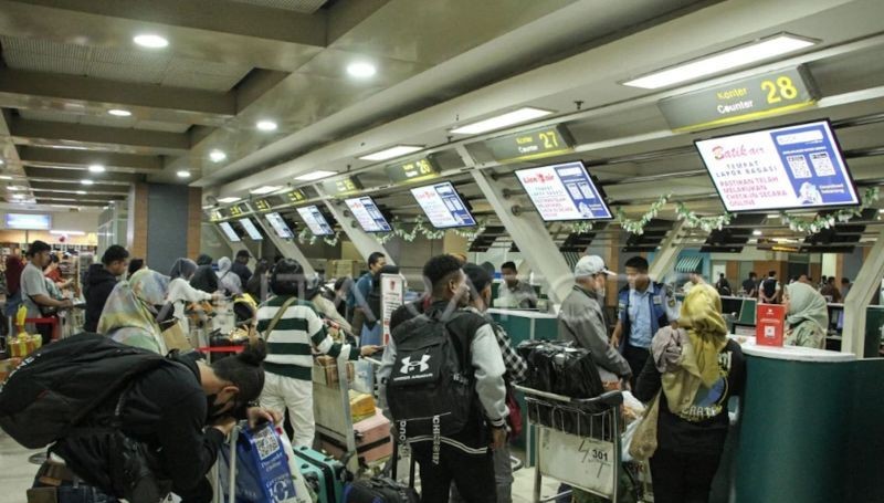 Calon penumpang mengantre untuk melakukan lapor diri (check-in) di terminal keberangkatan Bandara Internasional Sultan Hasanuddin. (Foto: ANTARA)