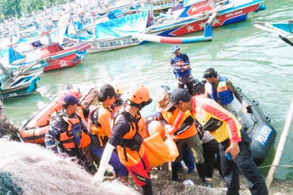 Petugas mengevakuasi korban yang tenggelam di perairan Kabupaten Garut, Jawa Barat, Jumat (1622024). (Foto ANTARA)
