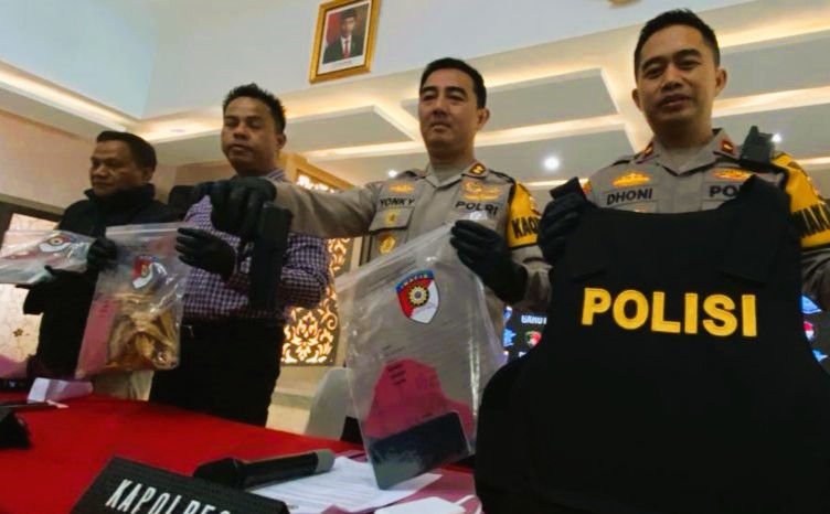 Polisi menunjukkan barang bukti kasus pencurian dengan kekerasan yang melibatkan dua oknum anggota Polri di Markas Polres Garut, Jawa Barat, Selasa (20/2/2024). (Foto: ANTARA)