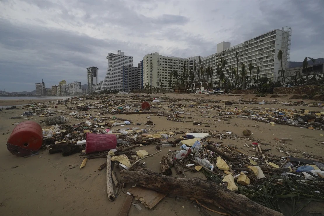 Puing-puing tergeletak di pantai setelah Badai Otis melanda Acapulco, Meksiko. [Foto: AP]