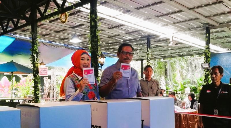 Penjabat Gubernur Jawa Tengah Nana Sudjana bersama istri saat menggunakan hak pilihnya di TPS 02, Gajahmungkur, Semarang, Rabu (14/2). (foto: ANTARA)