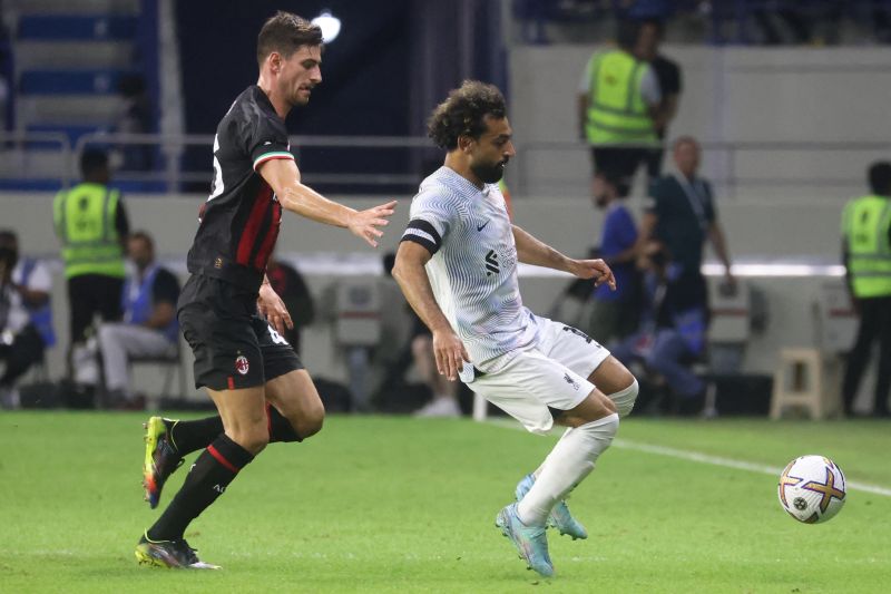 Bek AC Milan Matteo Gabbia (kiri) saat berusaha merebut bola dari striker Liverpool Mohamed. (Foto: ANTARA)