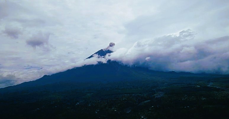 Pantauan CCTV Gunung Semeru erupsi dengan menyemburkan abu vulkanik pada Minggu (4/2/2024) pukul 11.49 WIB (Foto: ANTARA)