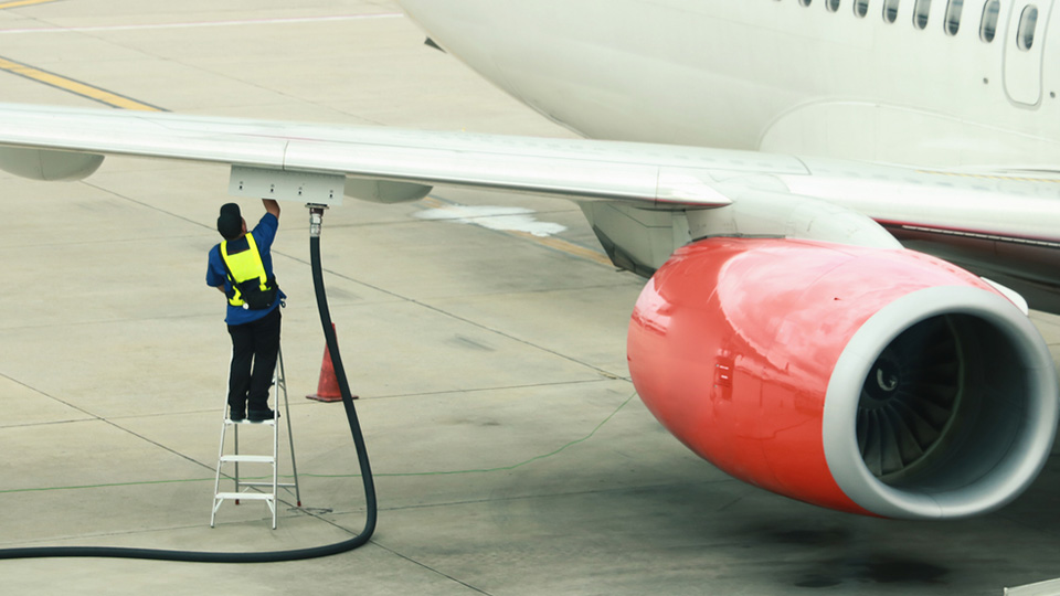 Pengisian Avtur pada Pesawat Komersial (Foto: Shutterstock)