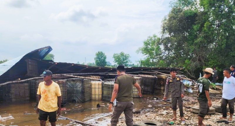 Tim Opsnal Unit 2 Subdit IV Tipidter Ditreskrimsus Polda Sumatera Selatan melakukan penggrebekan sebuah gudang tempat penimbunan  BBM ilegal. (foto: ANTARA)