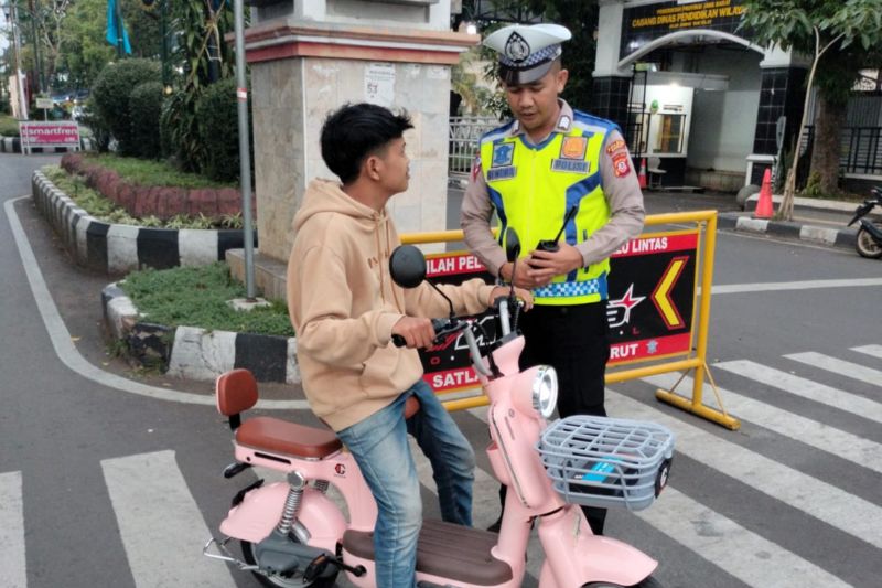 Polisi memberikan peringatan kepada pengguna jalan yang memakai sepeda listrik (Foto: ANTARA)