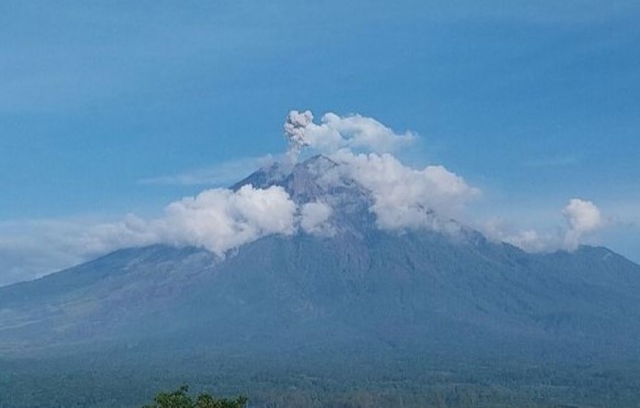 Gunung Semeru erupsi pada Senin (4/3/2024) pukul 07.18 WIB (Foto: ANTARA)