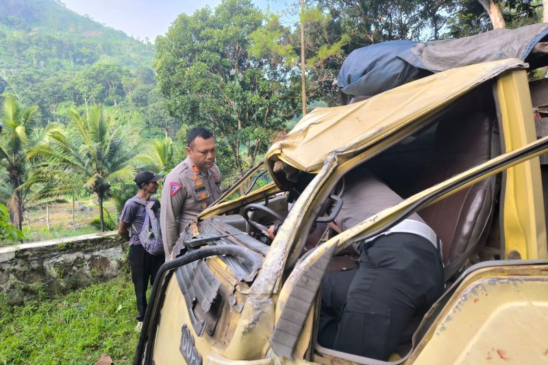 Kasatlantas Polres Cimahi AKP Sudirianto saat melaksanakan olah tempat kejadian perkara (TKP) peristiwa kecelakaan sebuah truk. (Foto: ANTARA)