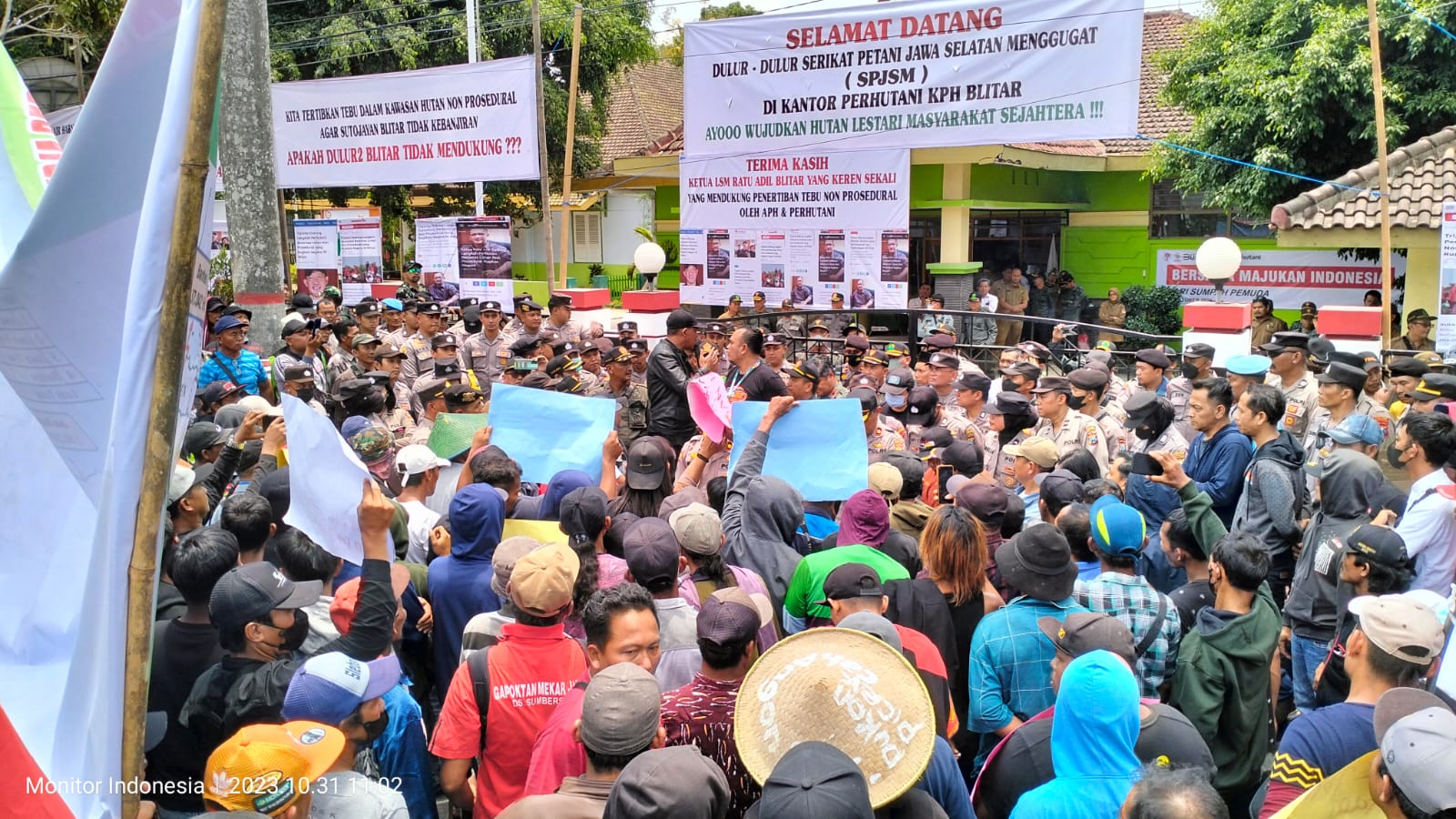 Aksi demo ratusan petani Serikat Petani Jawa Selatan Menggugat (SPJSM) di Kantor Perum Perhutani KPH Blitar (Foto: MI/JK)
