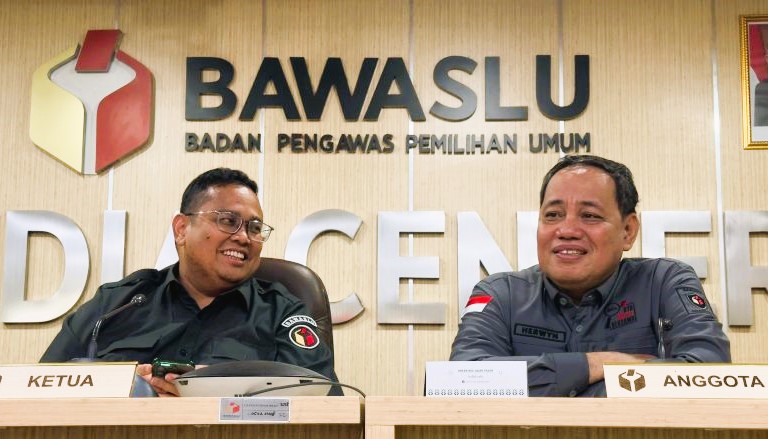 Ketua Bawaslu RI Rahmat Bagja (kiri) dan Anggota Bawaslu RI Herwyn J. H. Malonda saat memberikan keterangan di Gedung Bawaslu RI, Jakarta, Selasa (27/2/2024). (Foto: ANTARA)