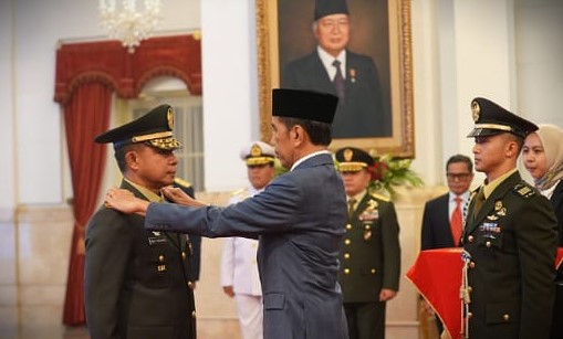 Presiden Jokowi melantik Jenderal TNI Agus Subiyanto sebagai KSAD (Foto: Ist)