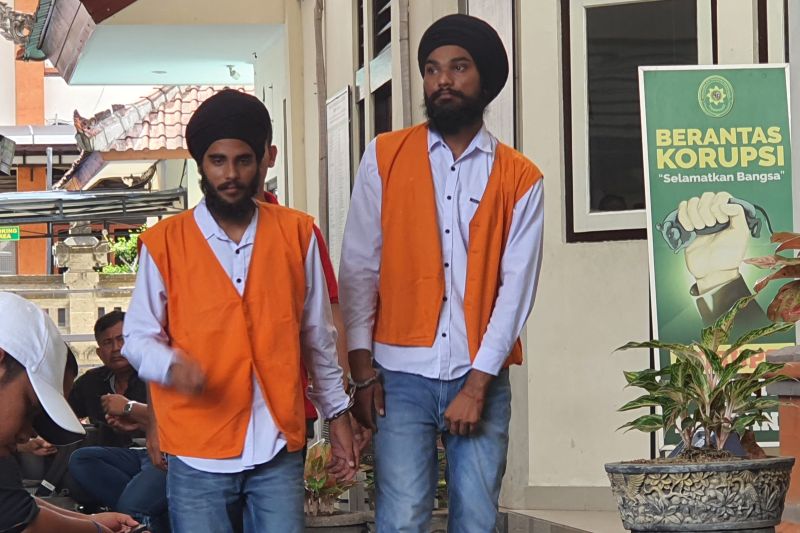 Dua warga negara India Gurmej Singh (21) dan Ajaypal Singh (21) usai menjalani sidang vonis atas kejahatan penganiayaan. (Foto: ANTARA)