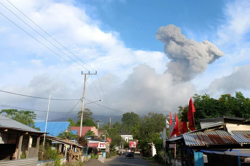 Update Gunung Ibu Erupsi Selama 68 Detik Lontarkan Abu Vulkanik