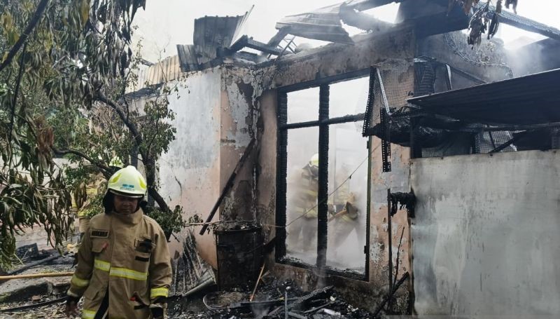 Petugas Sudin Penanggulangan Kebakaran dan Penyelamatan (Gulkarmat) Jakarta Timur. (Foto: ANTARA)