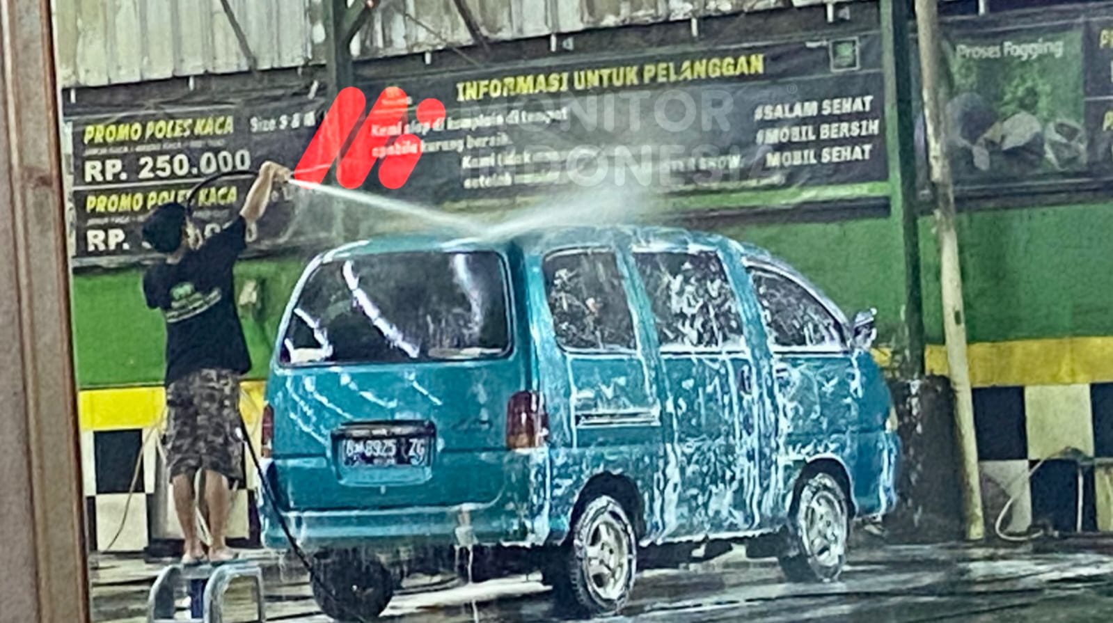 Petugas steam sedang mencuci mobil. (Foto: MI/Nuramin)