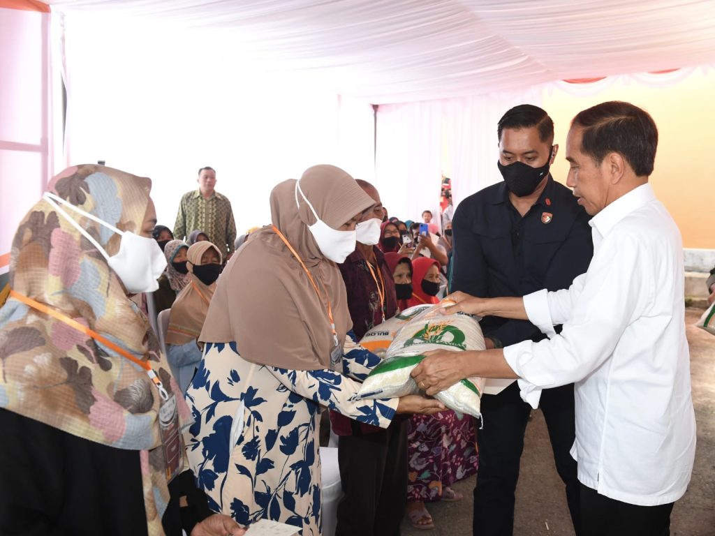 Presiden Joko Widodo Secara Simbolis Menyerahkan Bansos (Foto : BPMI Setpres )