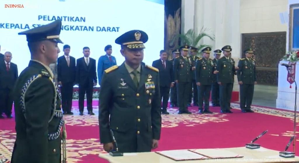 Presiden Joko Widodo resmi melantik Agus Subiyanto menjadi KSAD, Rabu (25/10/2023). [Foto: YT/Setpres]