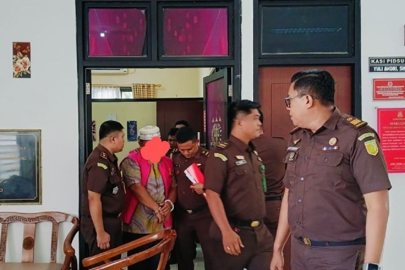 tersangka kasus dugaan korupsi di Sekolah Menengah Kejuruan Pertanian Pembangunan (SMKPP) Negeri Padang usai menjalani pemeriksaan di Kantor Kejari Padang pada Senin (29/1). ( Foto: ANTARA)