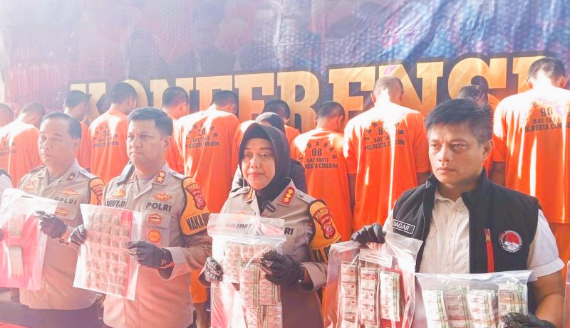 Kepala Polresta Cirebon Kombes Pol. Sumarni saat melakukan konferensi pers di Cirebon, Jawa Barat, Kamis (1/2), terkait kasus narkoba dan obat keras. (Foto: ANTARA)