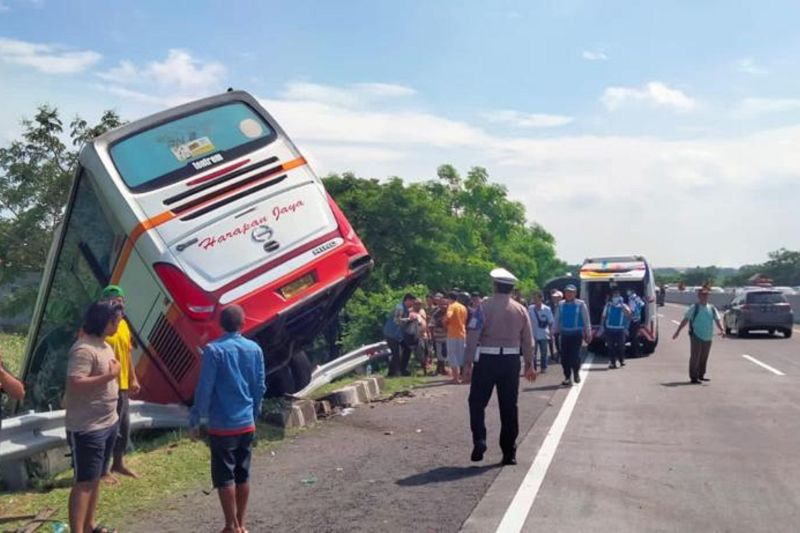 Kecelakaan bus Harapan Jaya di kilometer 719 tol Mojokerto-Surabaya, Kamis (18/1/2024). (Foto: ANTARA)