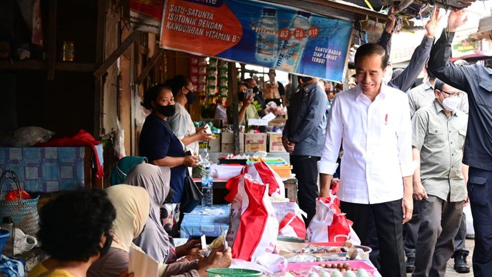 Presiden Joko Widodo membagikan Bantuan Langsung Tunai (BLT) dan sembako kepada para pedagang pasar. (Foto : Setpres)