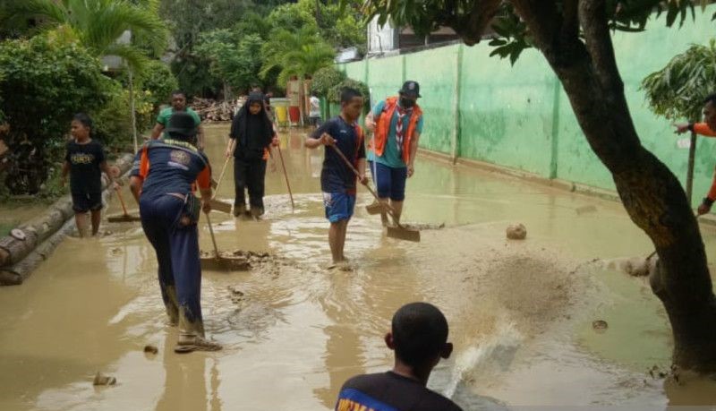 Petugas membersihkan fasilitas pendidikan yang terdampak banjir di Kabupaten Pamekasan, Provinsi Jawa Timur. (Foto: ANTARA0