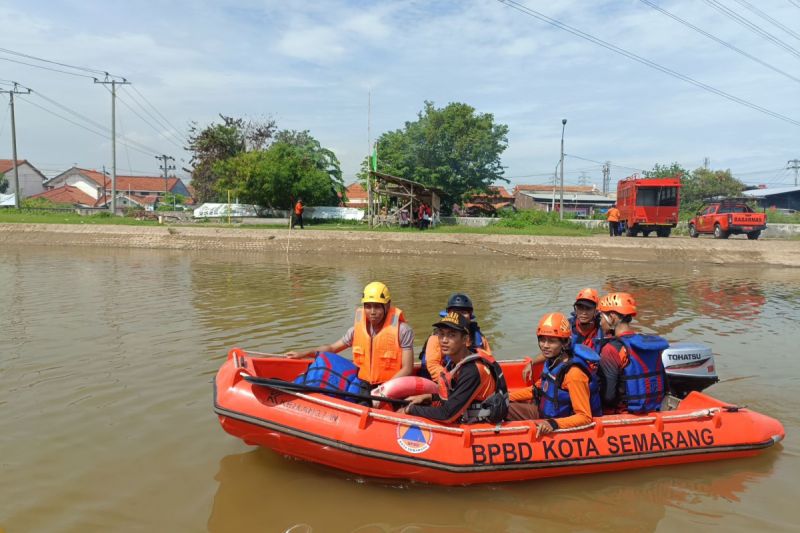 Tim SAR gabungan melakukan pencarian di sekitar perairan Kabupaten Kendal, Sabtu (13/1/2024). (Foto: ANTARA)